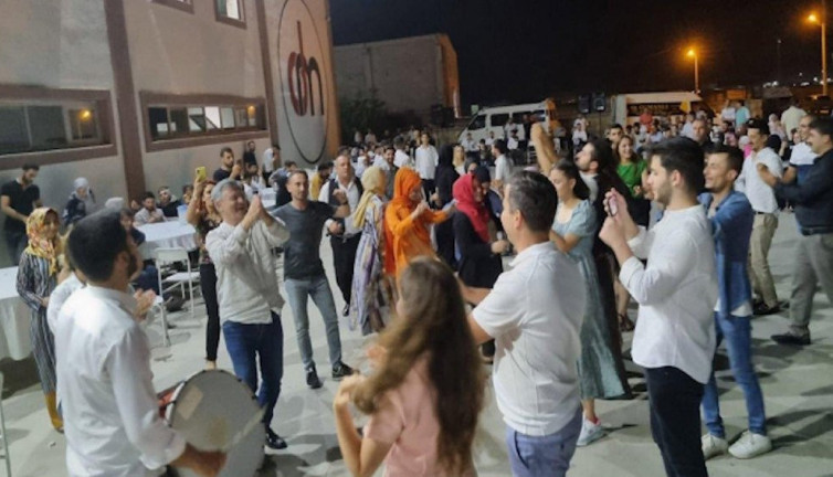 Şanlıurfa'da asgari ücretteki artış halaylarla kutlandı