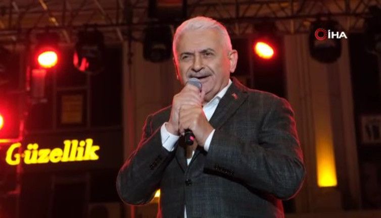Binali Yıldırım sanatçı geç kalınca konserde sahneye çıkıp şarkı söyledi