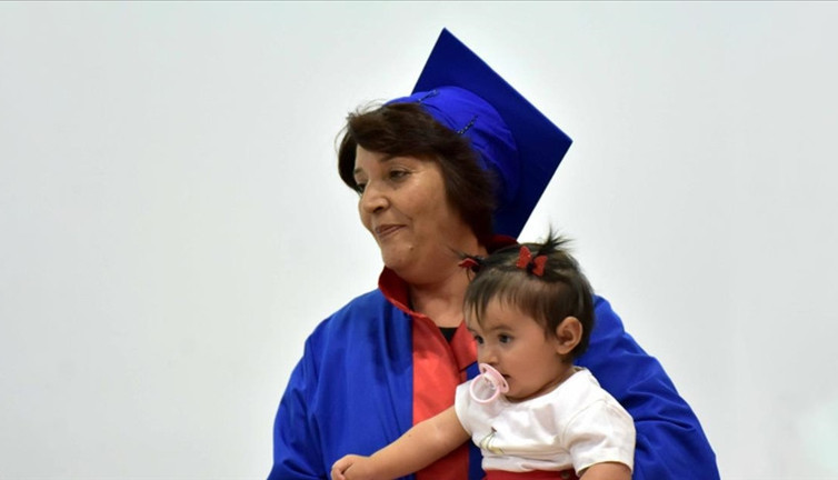 Mezuniyet belgesini 9 aylık torunuyla aldı