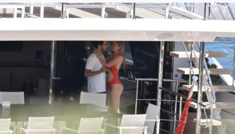 Annesinin korkusundan Şeyma Subaşı'nın peşini bıraktı. Yeni aşkıyla teknede yakalandı