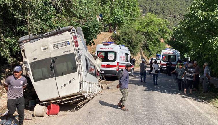 Freni boşalan tarım işçilerinin minibüsü devrildi: 4'ü ağır 27 yaralı
