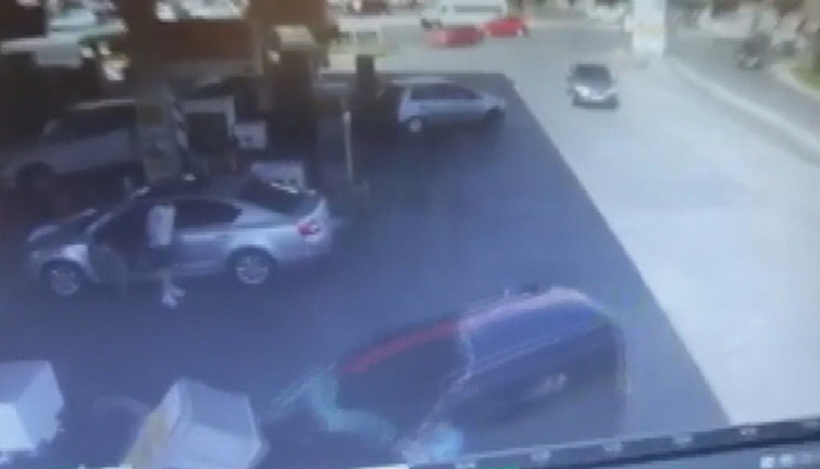 Akaryakıt istasyonuna daldı! Facianın eşiğinden dönüldü..