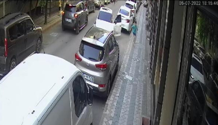 Sultangazi'de lüks aracı çalan iki çocuk mahalleyi birbirine kattı