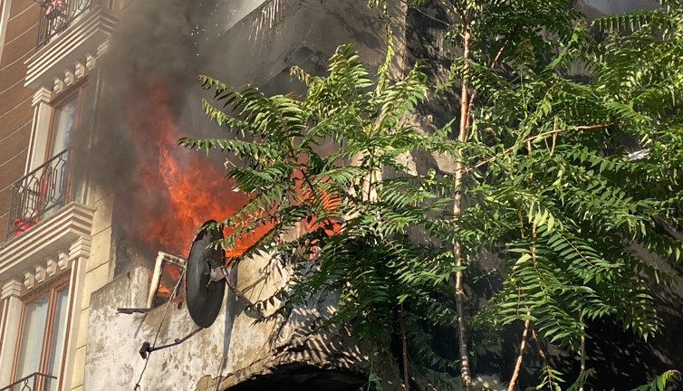 Şişli’de metruk bina alev alev yandı