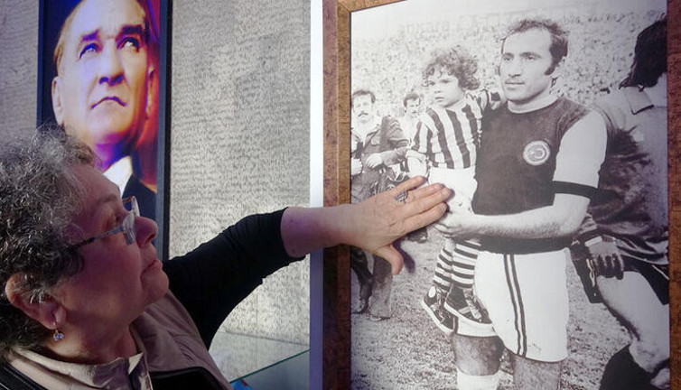 Geçen yıl ölen oğlunun fotoğrafını Dozer Cemil'in kucağında gördü. Hüzünlü karşılaşma