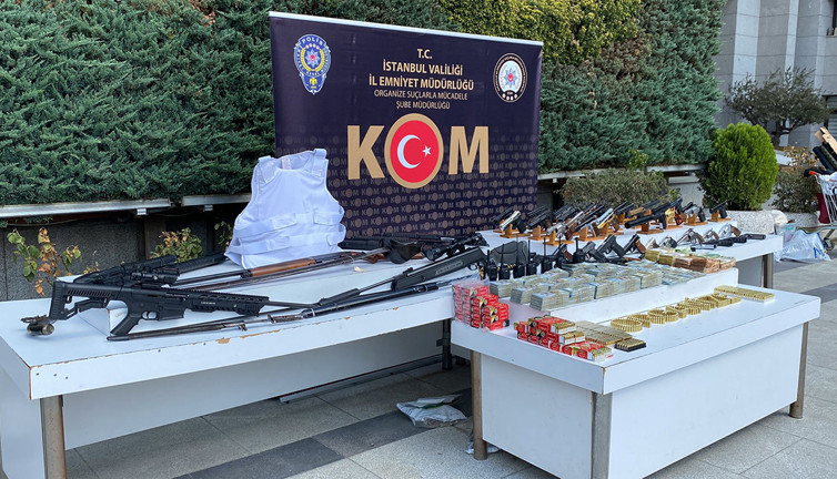 Sarallar operasyonunda ele geçirilenler şaşkına çevirdi! Kılıç, hançer, telsiz…