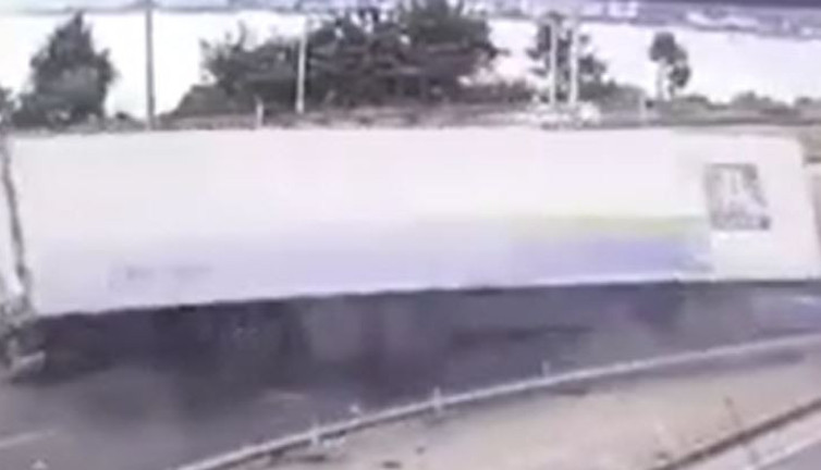 Rize'de dinamit yüklü TIR böyle devrildi. Korku dolu anlar