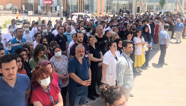 Uşak'taki doktorlara şiddete hayır protestosuna İYİ Parti ve CHP'den destek