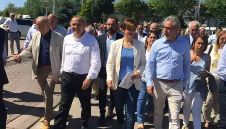 Yanında 3 milletvekili vardı: AKP'li Belediye Canan Kaftancıoğlu'nu tiyatroya sokmadı