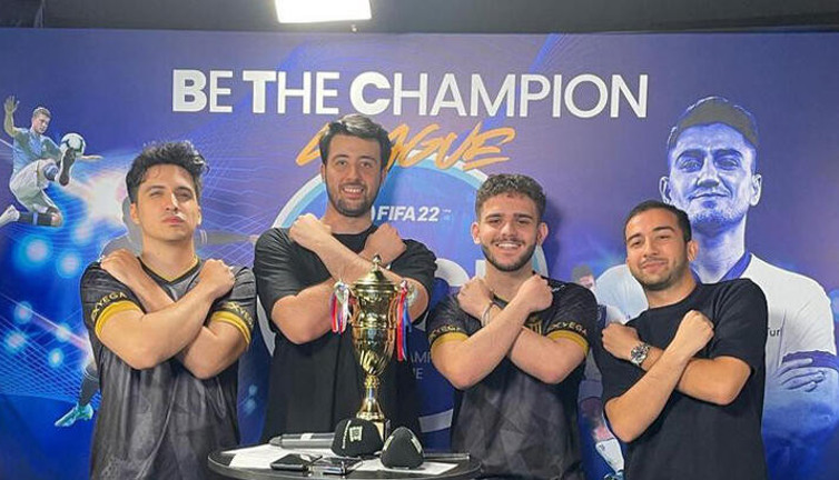 Merih Demiral'ın kupa sevinci. Şampiyon oldular