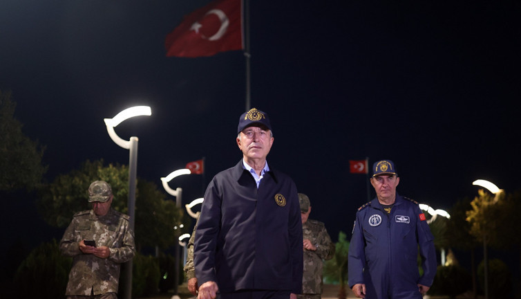 Bakan Akar Süleyman Şah Türbesi'ni ziyaret etti