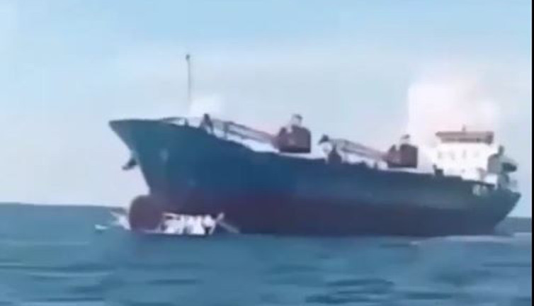 Dev gemi balıkçı teknesini biçti