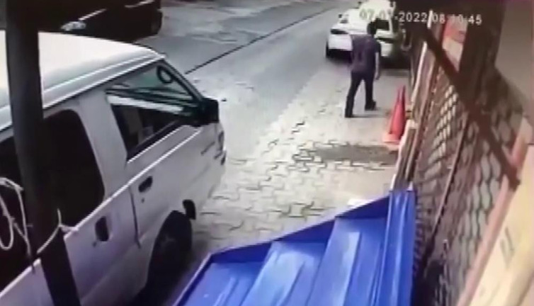 Market çalışanı yabancı uyruklu kişi aracı çizip kaçtı