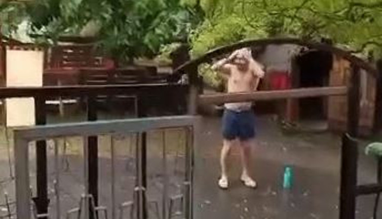 Yağan yağmurun suyunda yıkandı