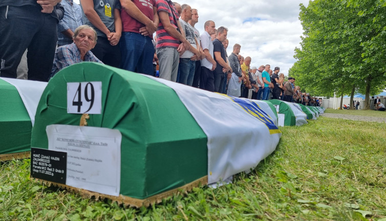 Srebrenitsa Katliamı. İnsanlığın öldüğü gün. Hollandalılar Sırp katillere teslim etmişti