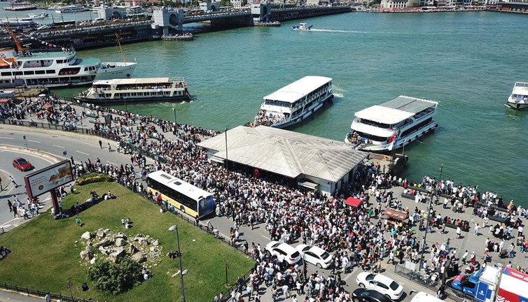 Eminönü'nde 'vapur sırası' yoğunluğu