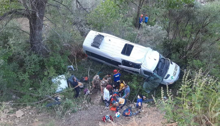 Tur minibüsü uçuruma yuvarlandı. Korkunç kazada 18 yaralı