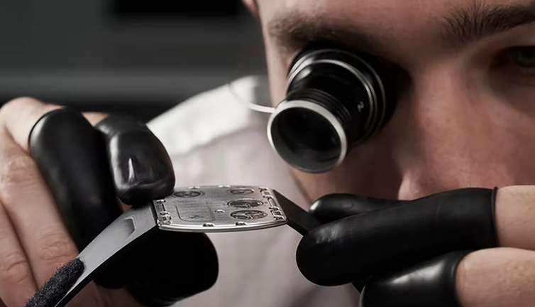 Dünyanın en ince saati rekor fiyata satılacak: Sadece 150 adet bulunuyor