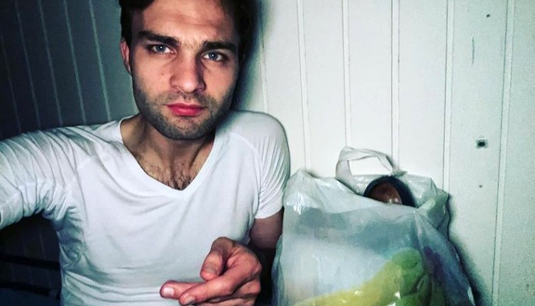 Hollandalı bakan evsizlerin arasına karıştı