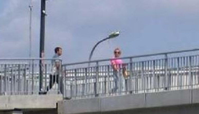 Üst geçitte soyunup kadına tecavüz etmeye çalıştı