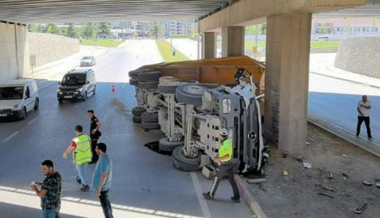 Damperi açık kalan kamyon köprüye çarptı. Sürücü dehşeti yaşadı