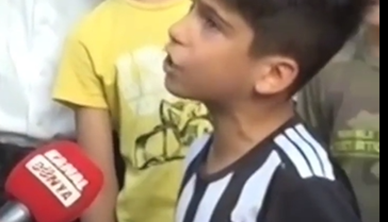Beşiktaş formalı çocuk konuştukça akıllara Beşiktaşlıların bu ünlü pankartı geldi. Büyüklerin korkudan söyleyemediği geçim derdini söyledi