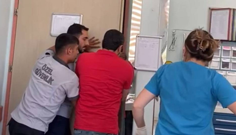 Batman'da sağlık çalışanlarına saldırı girişimi! Kapıya yaslanarak kurtuldular