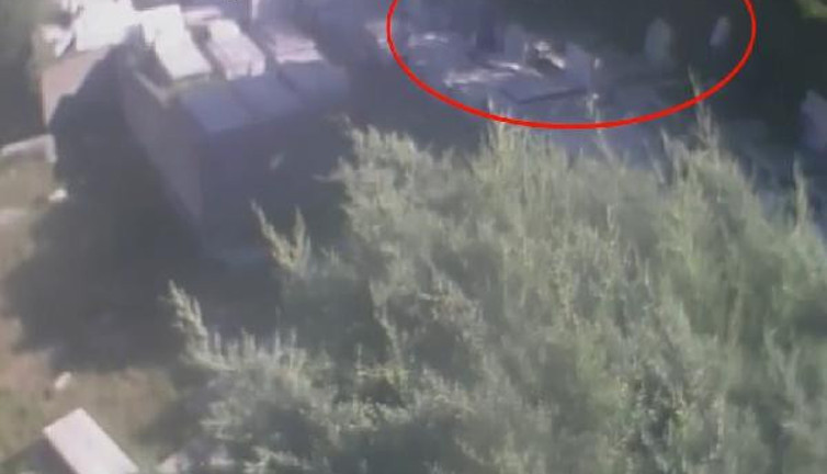 Yahudi mezarlığına saldırının görüntüleri ortaya çıktı: 5 çocuk gözaltına alındı