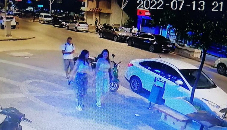 Genç kızları böyle takip etti görüntülerini çekti. Mahalleliden dayak yedi