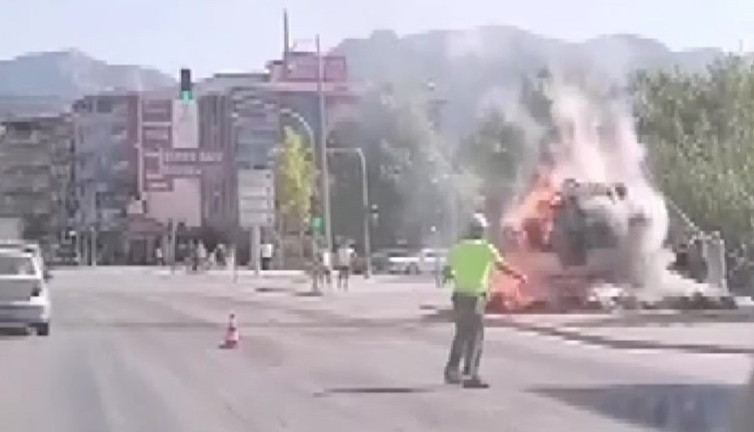 Saman yüklü kamyonet alev topuna döndü