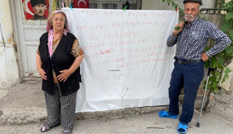 Yaşlı çift çalınan tavukları için kapılarına pankart astılar