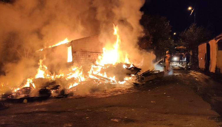 Sultangazi'de gecekondu yangını