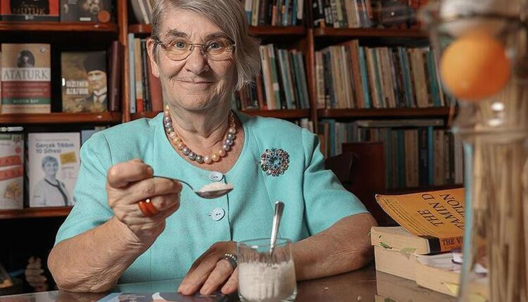 Canan Karatay: Biz o yaşlarda düz duvara tırmanırdık. Karşı cinse karşı beslenme formülünü açıkladı