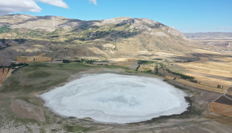 Tamamen kuruyan Tecer Gölü'nün yüzeyinde tuz tabakası kaldı