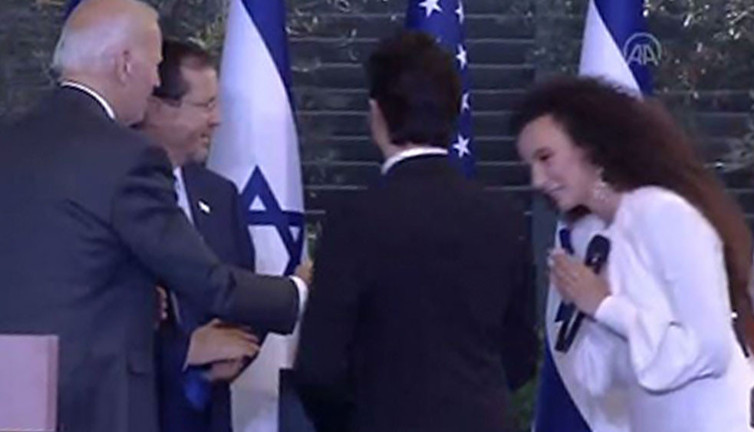 İsrailli kadın şarkıcı Biden’ın elini 'namahrem' diyerek sıkmadı