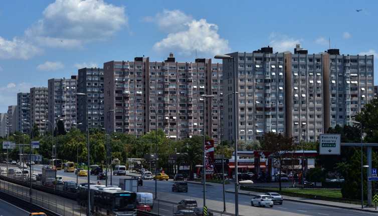 Fahiş fiyatçı ev sahiplerini yabancılar çarptı. Siz misiniz Türkleri evden çıkaran, ev vermeyen