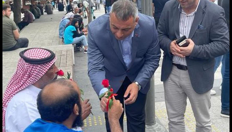 AKP’li başkan Trabzon'da Arap turistleri gül dağıttı. Vatandaş, ‘kendi ülkemizde mülteci olduk’ sözleriyle tepki gösterdi