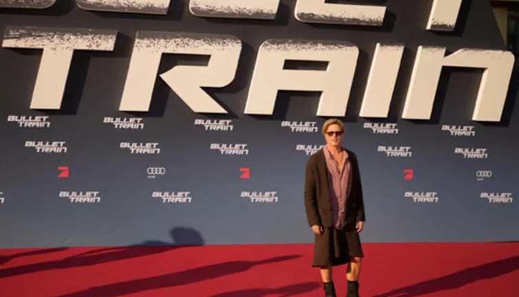 Brad Pitt film galasına etek giyip gitti. Hayranları şaştı kaldı