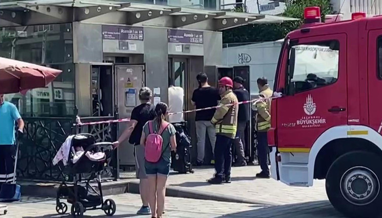 Turistler metro asansöründe mahsur kaldı