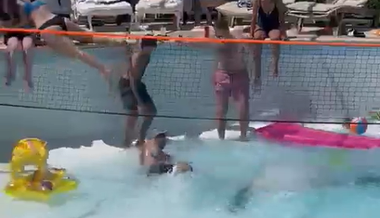 Havuzun içinden kara delik çıktı. İki kişiyi yuttu