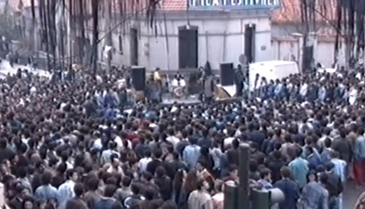 1990’da Beyoğlu’nda çekilen konser videosu görenleri şaşırttı
