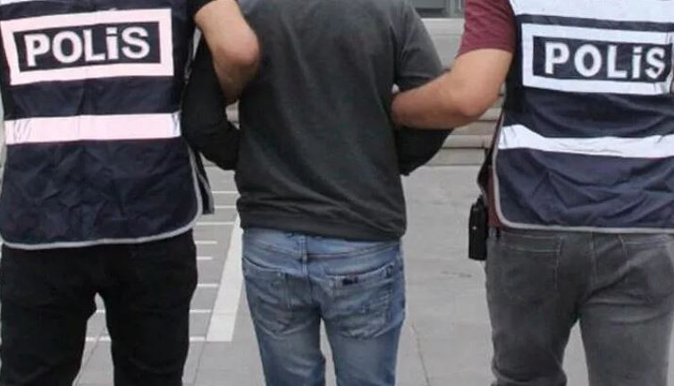 Balıkesir'de bir evden ziynet eşyası çaldıkları iddia edilen 2 kişi yakalandı
