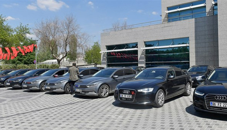 Yeni sistemle uçuyoruz tutabilene aşk olsun. Devlet araç kiralamaya 1 milyar TL, akaryakıta 5 milyar TL harcandı