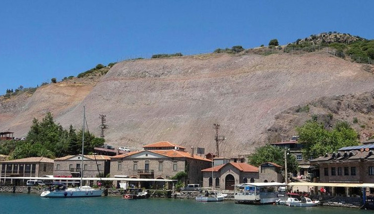 Assos soyulmuş tavuğa döndü. Buranın da doğal hali yok edildi. Assos canlansa taşa dönerdi