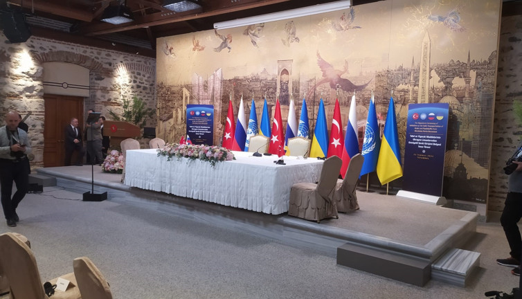 İlk fotoğrafta gördüğünüz bayraklar törende kaldırıldı. İstanbul'daki imza töreninde bayrak krizi