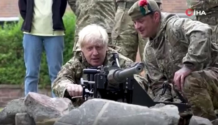 İngiltere Başkanı Boris Johnson bombayı patlattı. Askeri eğitime katılan Johnson bakın ne yaptı