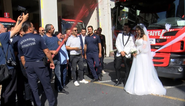 İtfaiye aracı gelin arabası oldu. Su yerine gül yaprakları püskürttüler