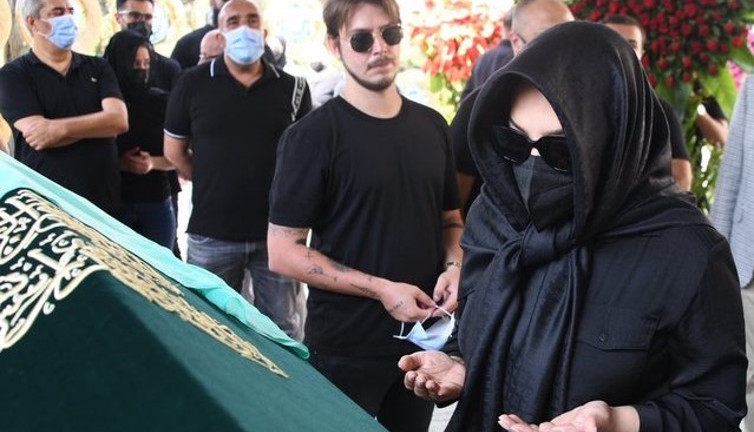 Ebru Gündeş’ten anneye son görev