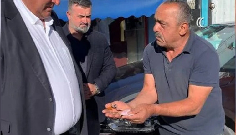 Emekli vatandaş isyan etti. Cebinde kalan son parayı gösterdi