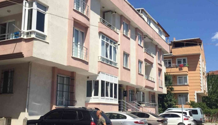 Oturduğu sandalyeden düşen yaşlı adam hayatını kaybetti